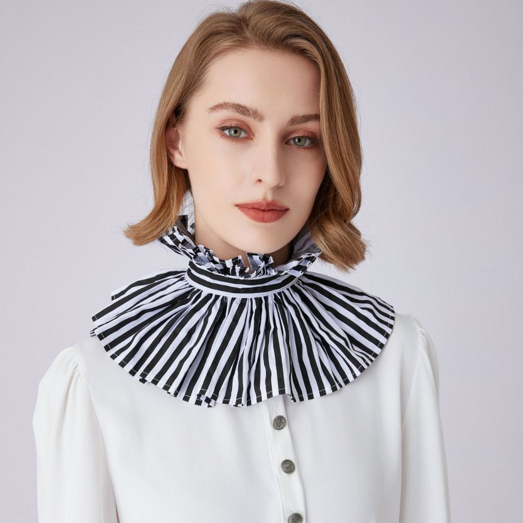 Französischer Stil, schwarz-we – Dolls Bewertung und Preis
